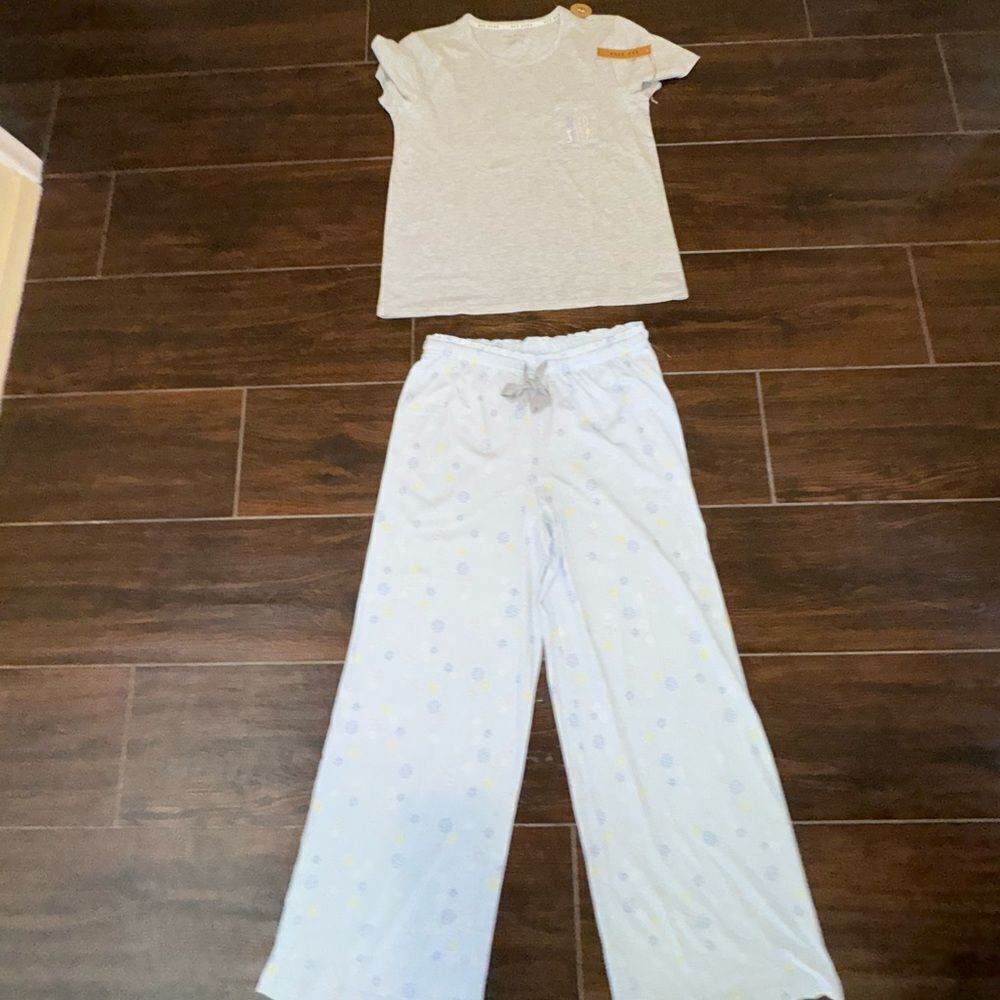 Rae Dunn sleep set “NEED SLEEP” written on pocket 
Drawstring pants nwt sz L